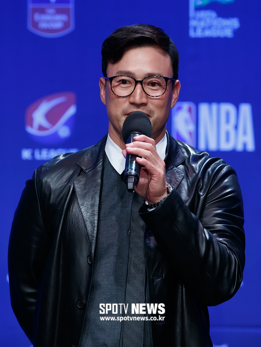 [포토S] 인사하는 김재현 해설위원