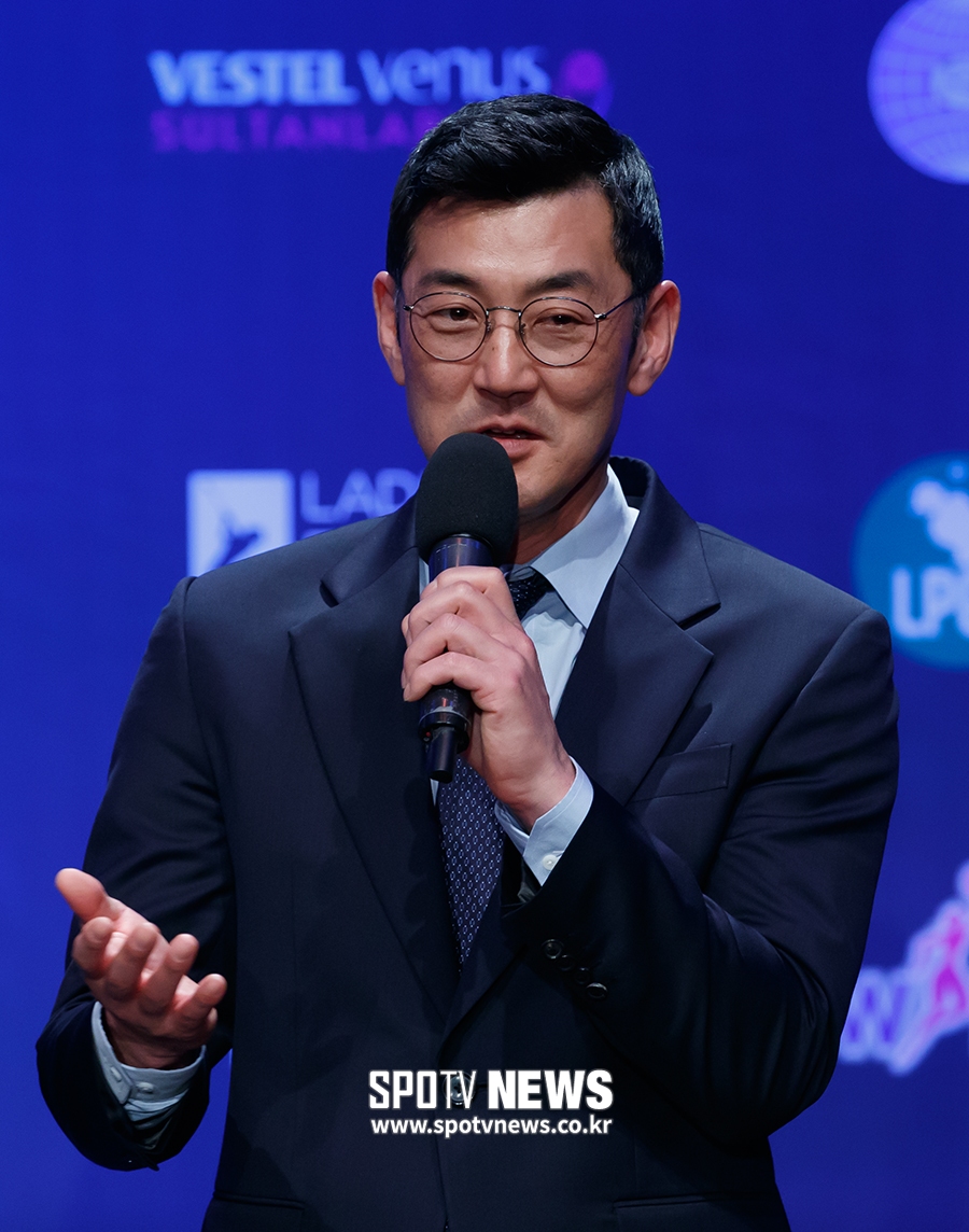 [포토S] 인사하는 스포티비 서용빈 해설위원