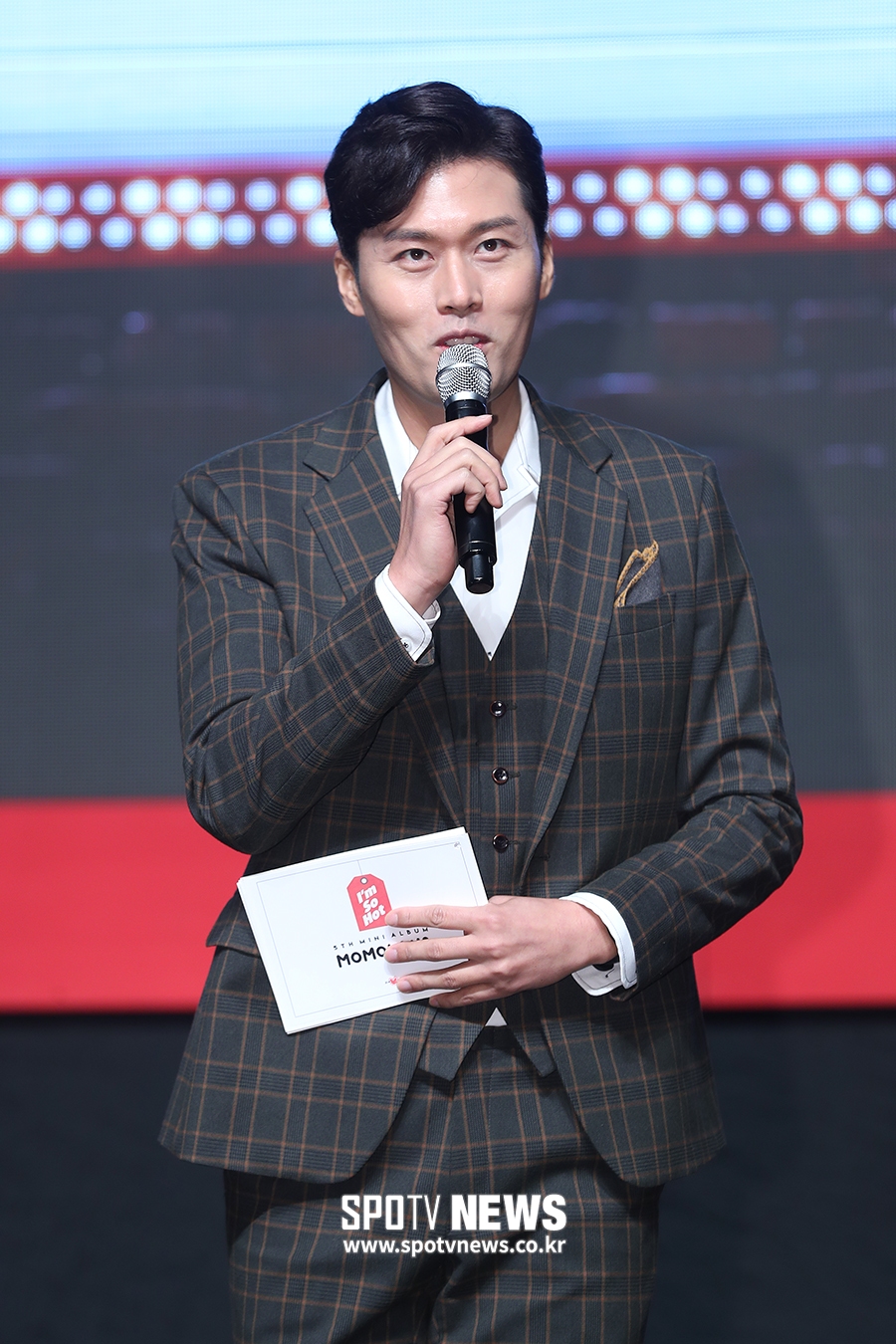 [포토S] 사회 보는 김일중 아나운서
