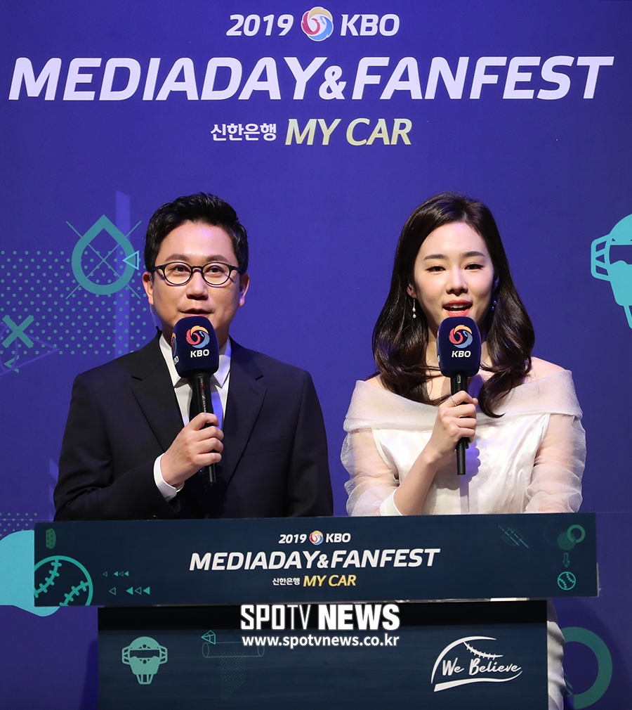 [포토S] 인사하는 스포티비 김민수-노윤주 아나운서