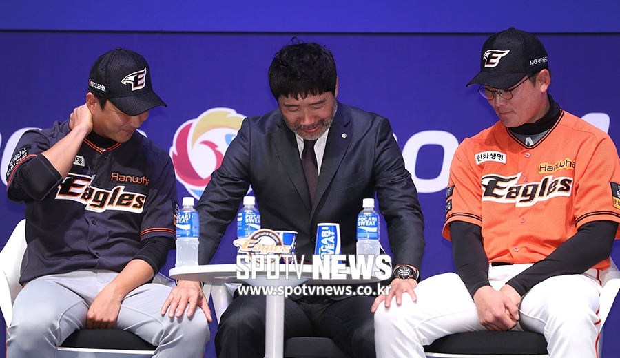 [포토S] 정우람-이성열, 감독님의 갑작스런 스킨십에 당황!