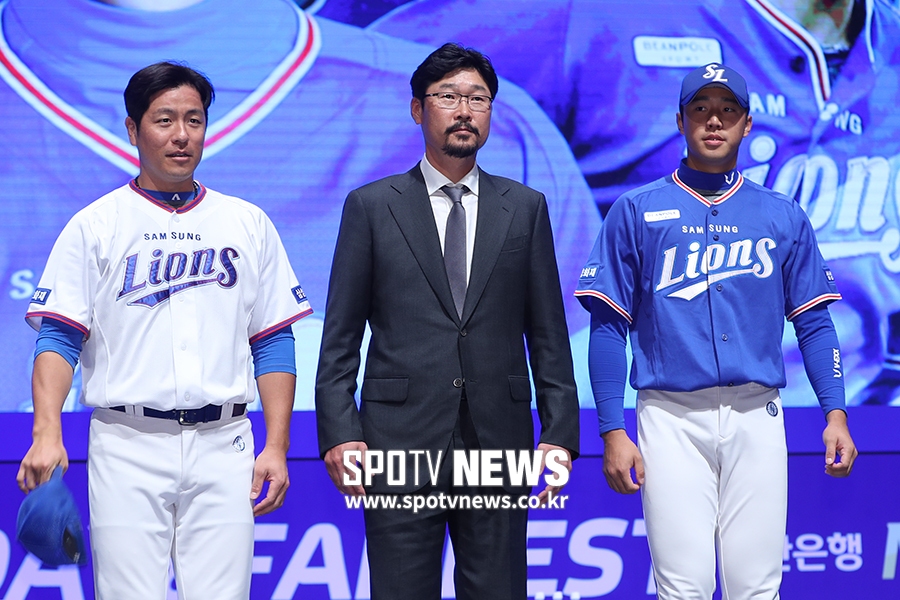 [포토S] 인사하는 김한수 감독-강민호-최충연
