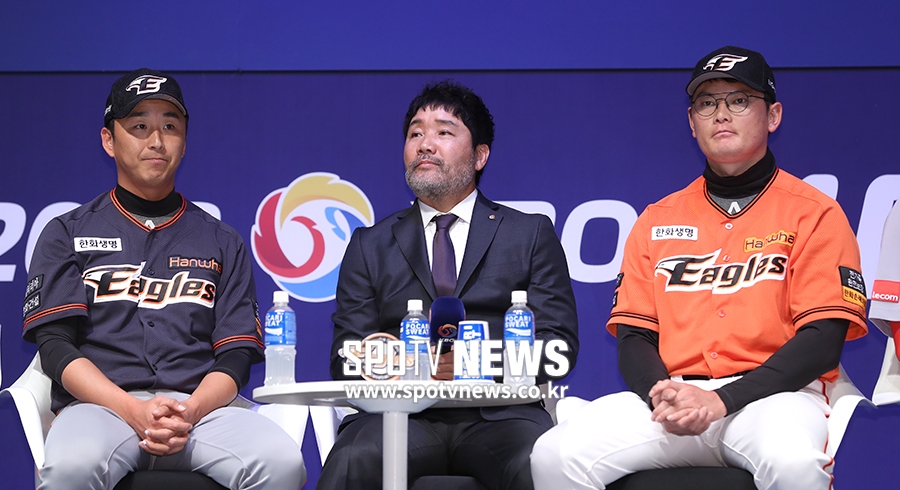 [포토S] 한용덕 감독-정우람-이성열, 유독 굳은 표정
