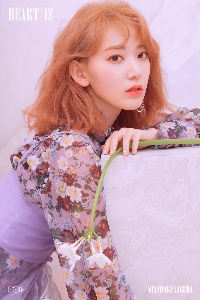 '보랏빛 향기' 아이즈원, 사쿠라→김채원→이채연 오피셜 포토 공개