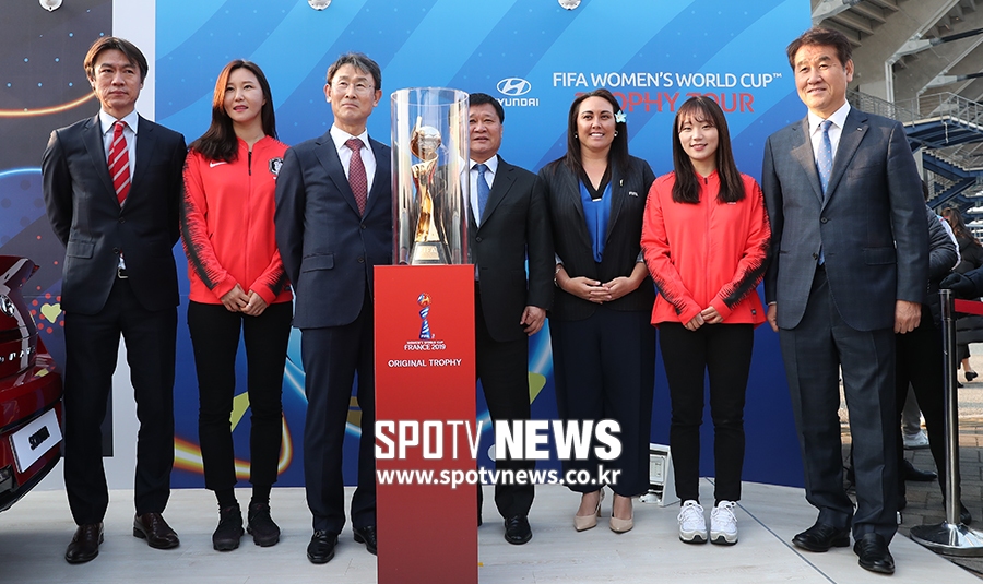 [포토S] 한국 찾은 여자 축구 월드컵 트로피