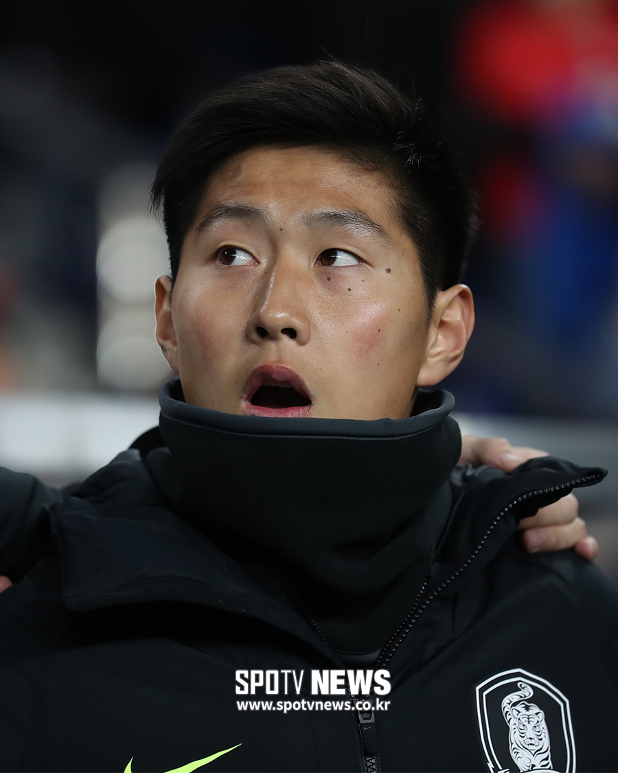 [포토S] 힘차게 애국가 부르는 이강인