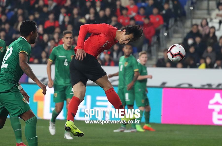 [포토S] 헤딩슛 하는 지동원