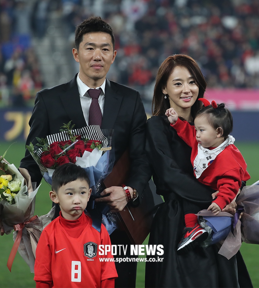 [포토S] 은퇴 김정우, 여배우 같은 아내와 함께