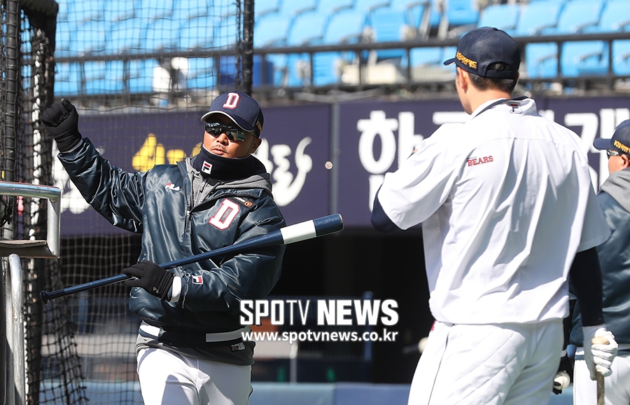 [포토S] 김재환에게 타격 지도하는 정경배 코치