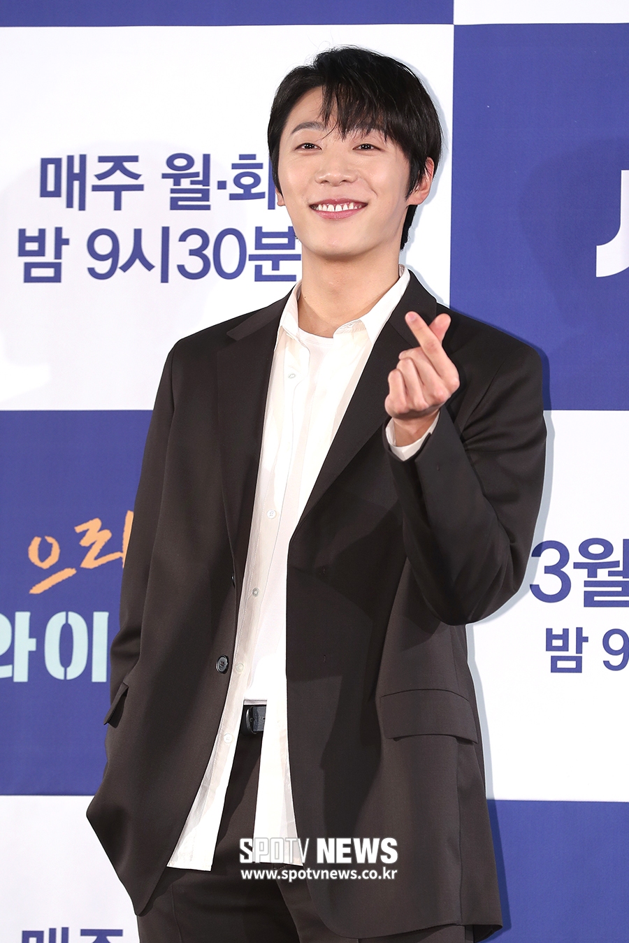 [포토S] 신현수, 애교 하트 뿅