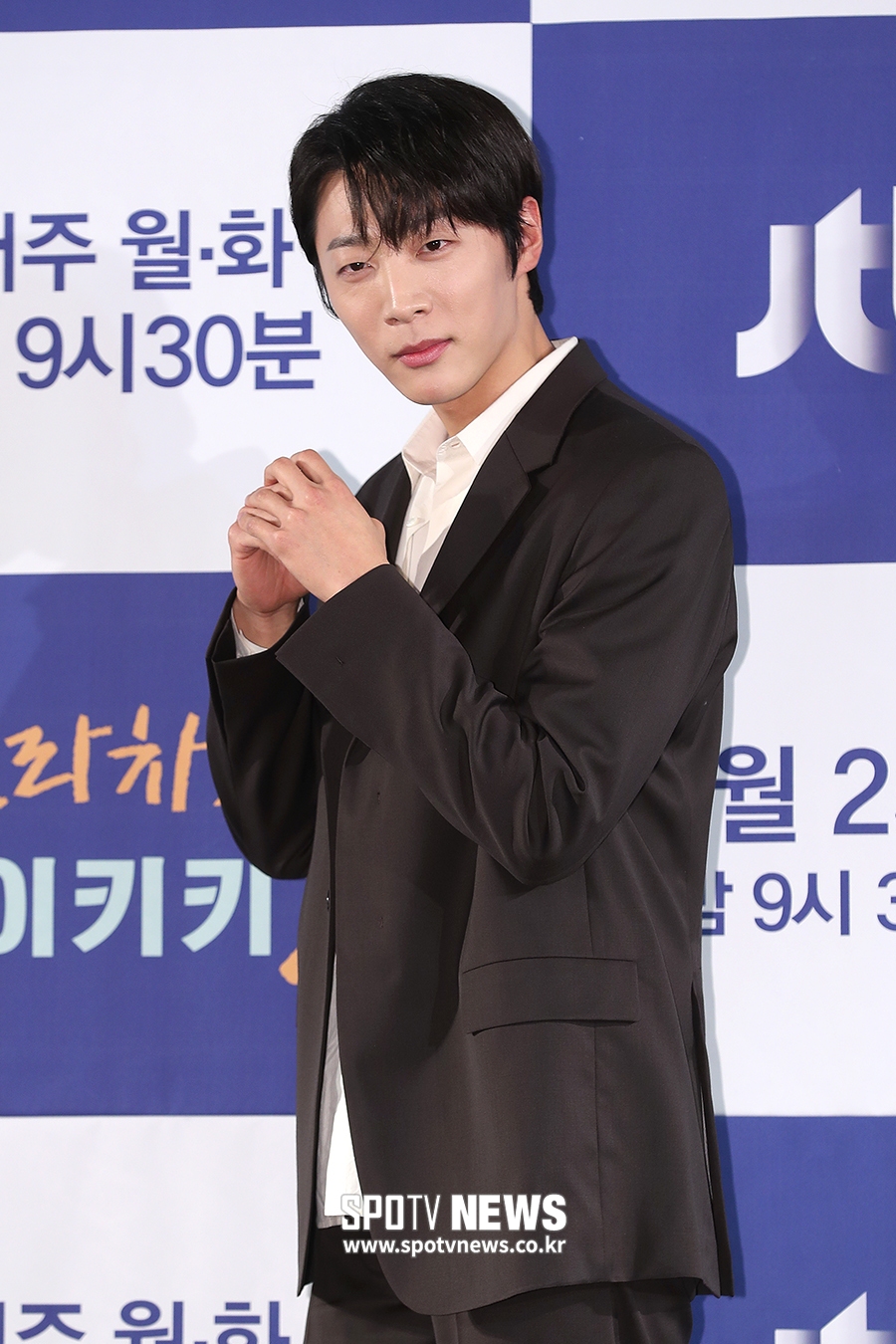 [포토S] 신현수, '투구 폼 나오나요~'