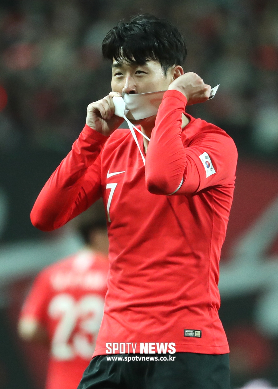 [포토S] 선제골 손흥민, 주장 완장에 키스!