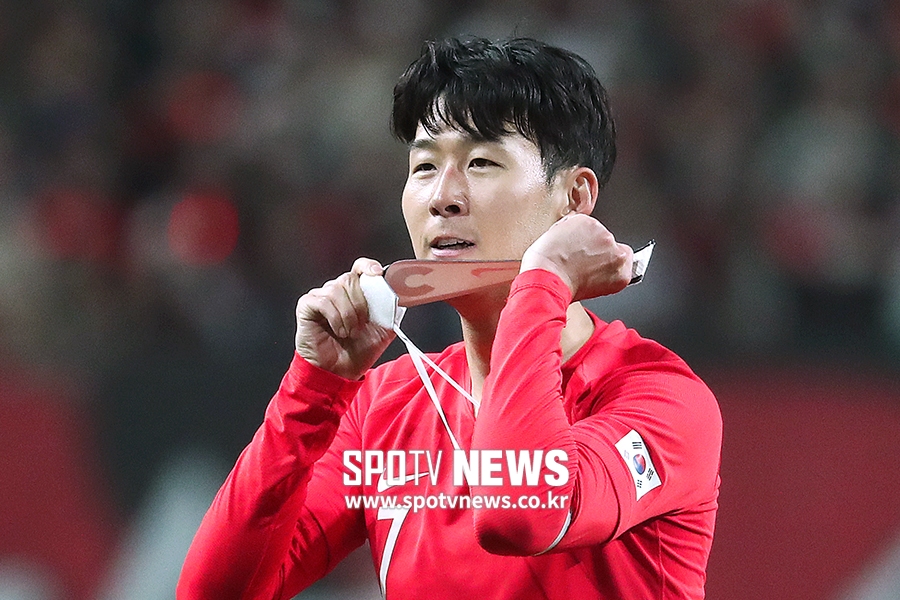 [포토S] 손흥민, 주장 완장에 골 키스!