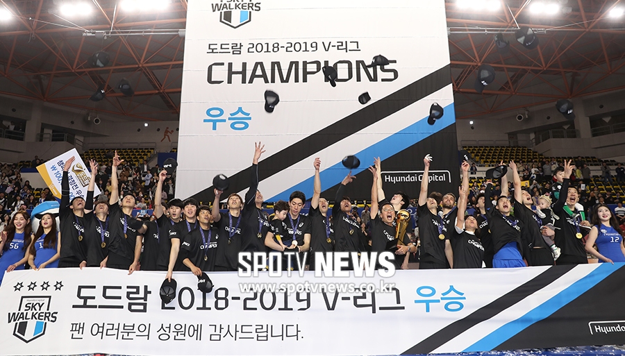 [포토S] 현대캐피탈, 우승 모자를 하늘 높이