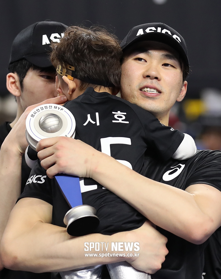 [포토S] MVP 전광인, 시호의 축하 받으며