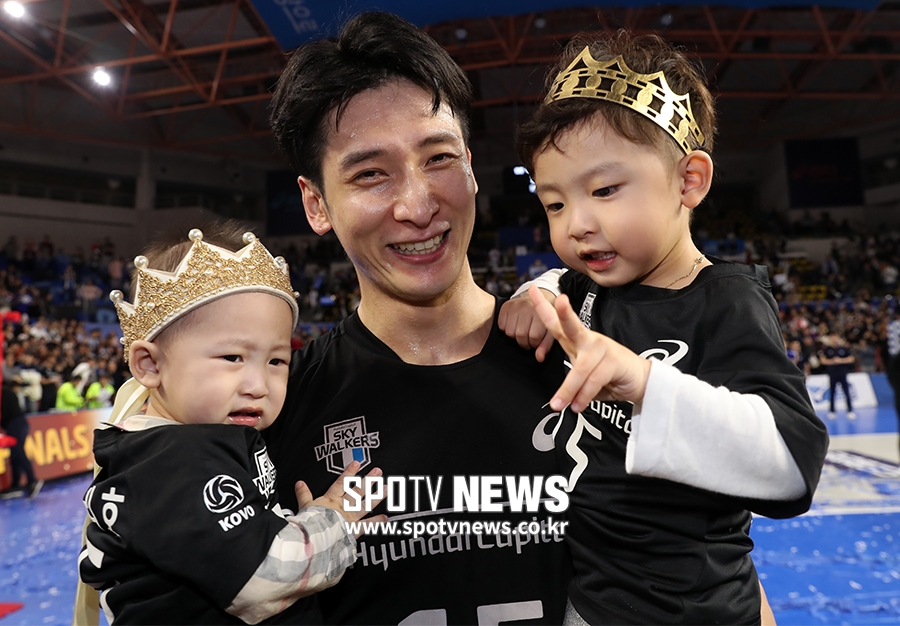 [포토S] 문성민, 우승의 기쁨은 아들들과 함께