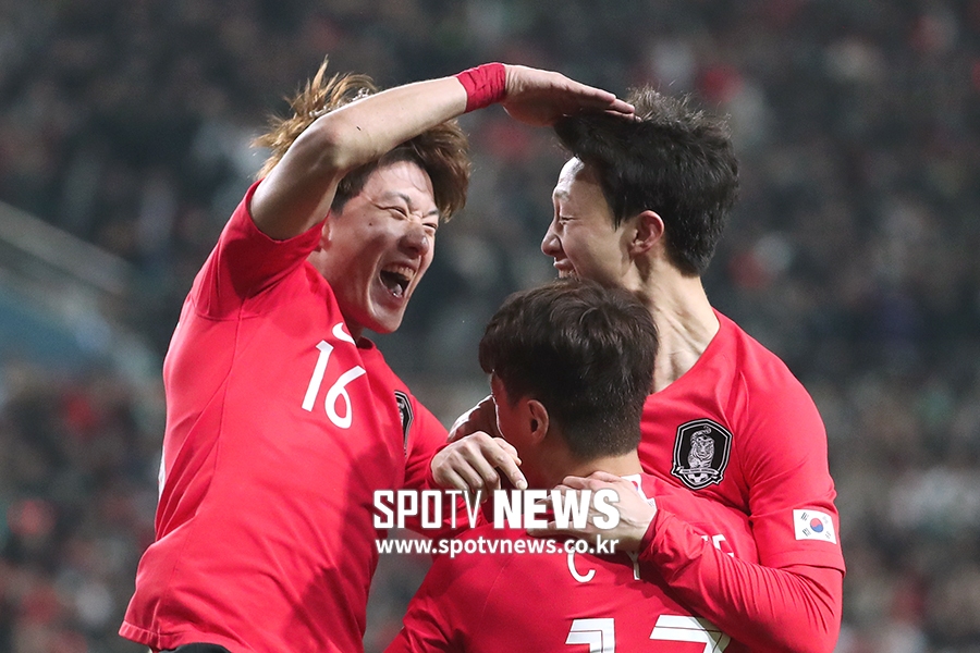 [포토S] 황의조, 추가골 넣은 이재성 쓰담쓰담