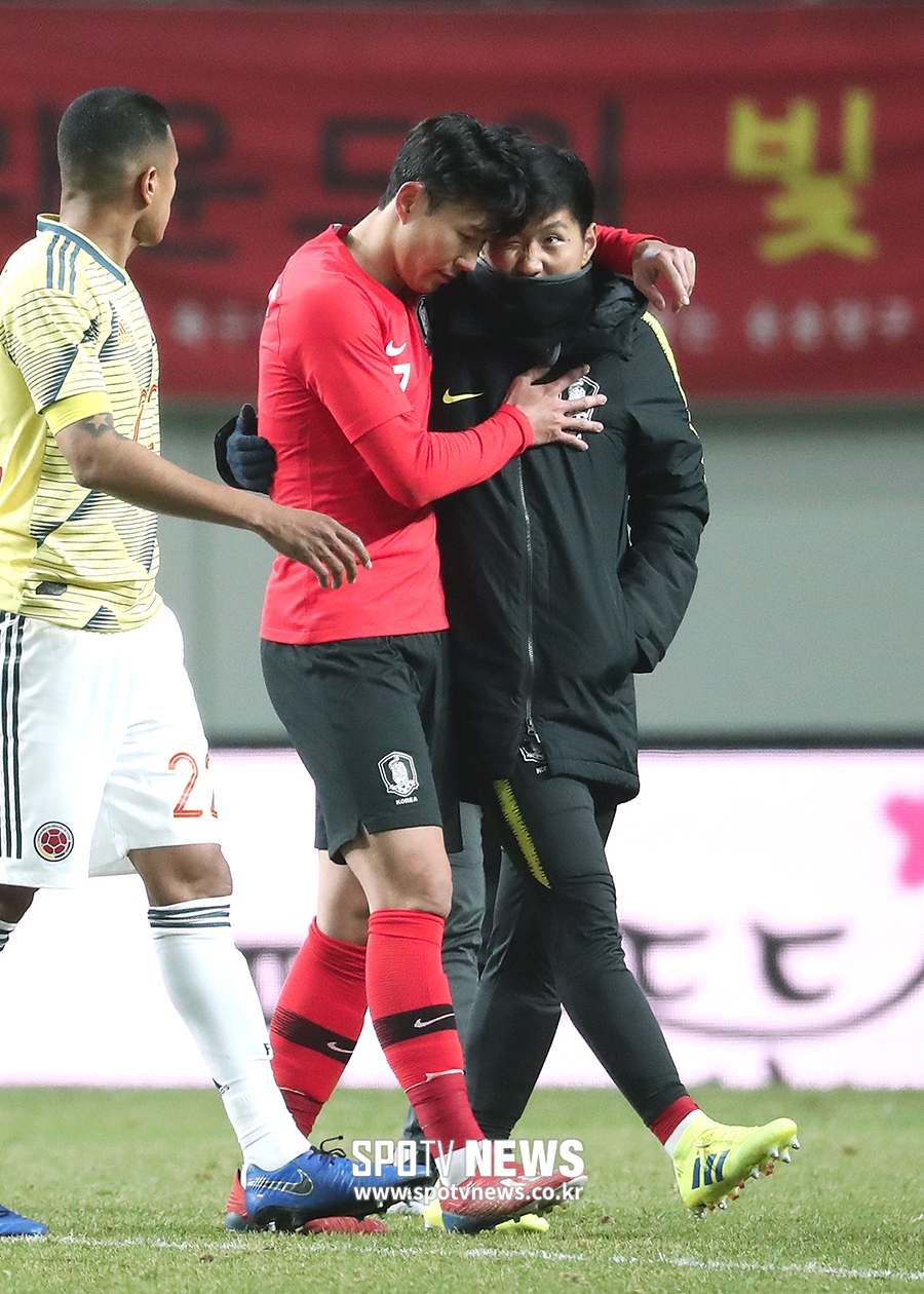 [포토S] 이강인 위로하는 손흥민