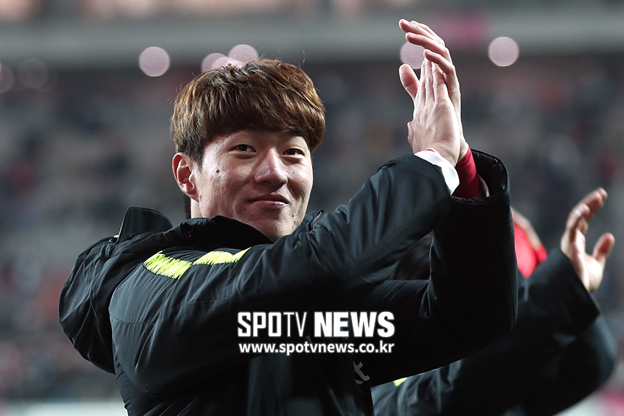 [포토S] 팬들 향해 박수 치는 황의조