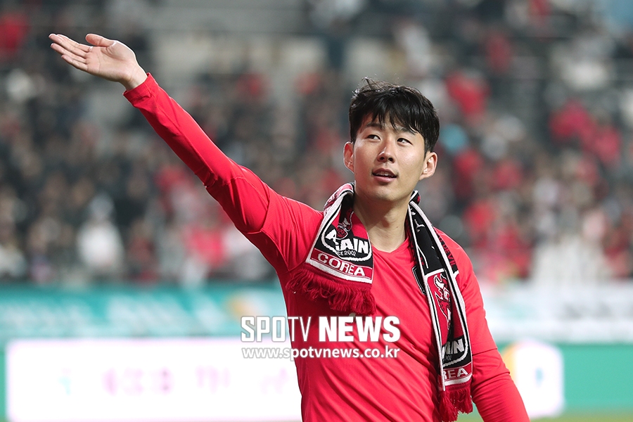 [포토S] 팬들 향해 인사하는 손흥민