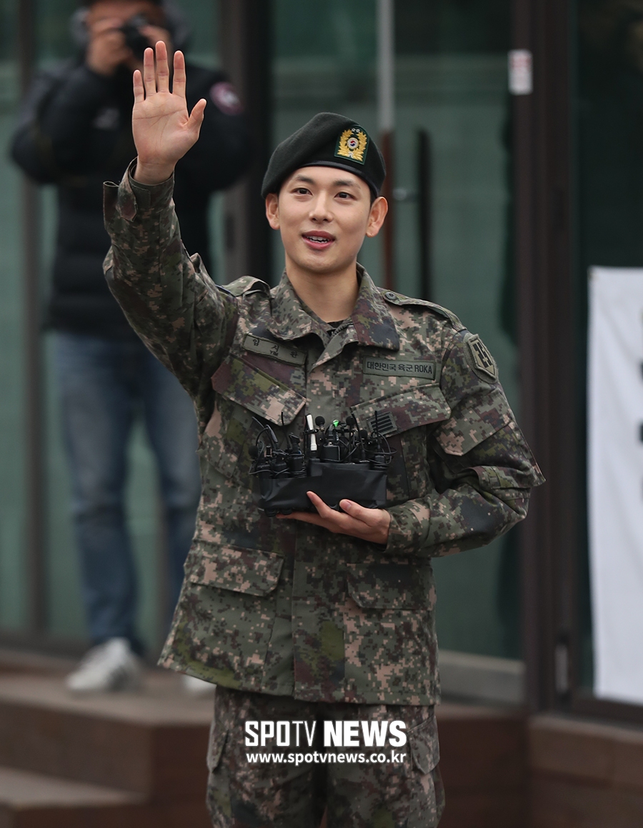 [포토S] 임시완, 부대까지 와 준 팬들에게 손인사