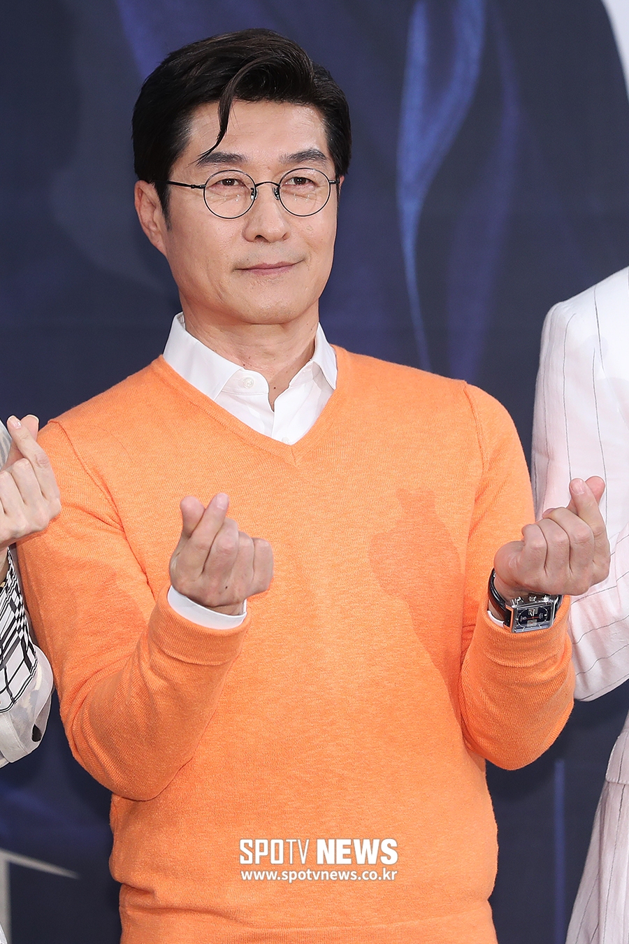 [포토S] 김상중, 진지한 하트
