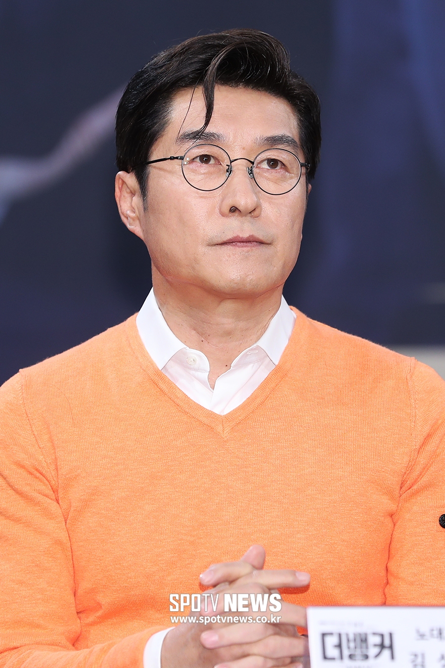 [포토S] 김상중, 봄맞이 화사한 니트 입고