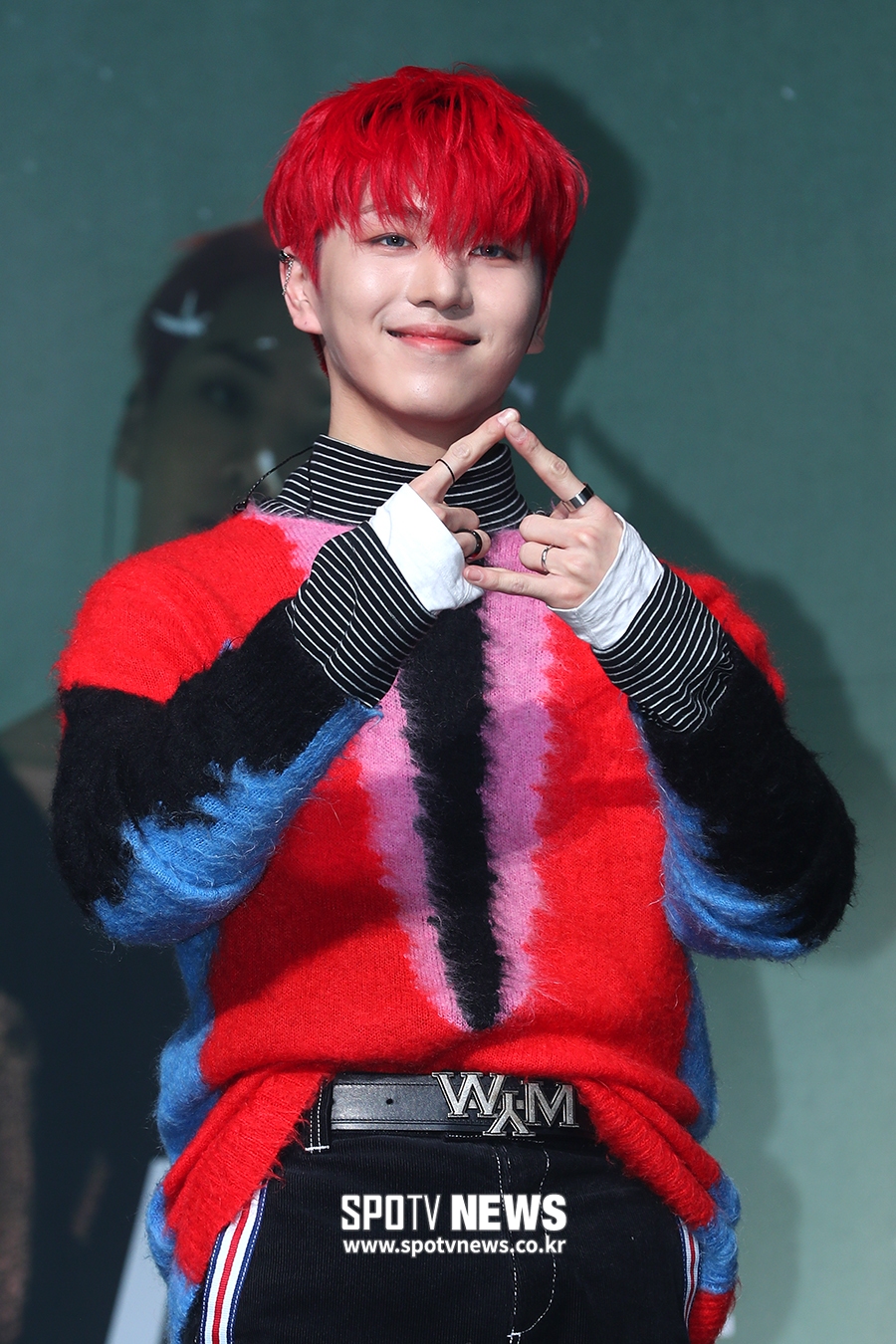 [포토S] 펜타곤 키노, '다리 부상으로 무대는 함께하지 못해요'