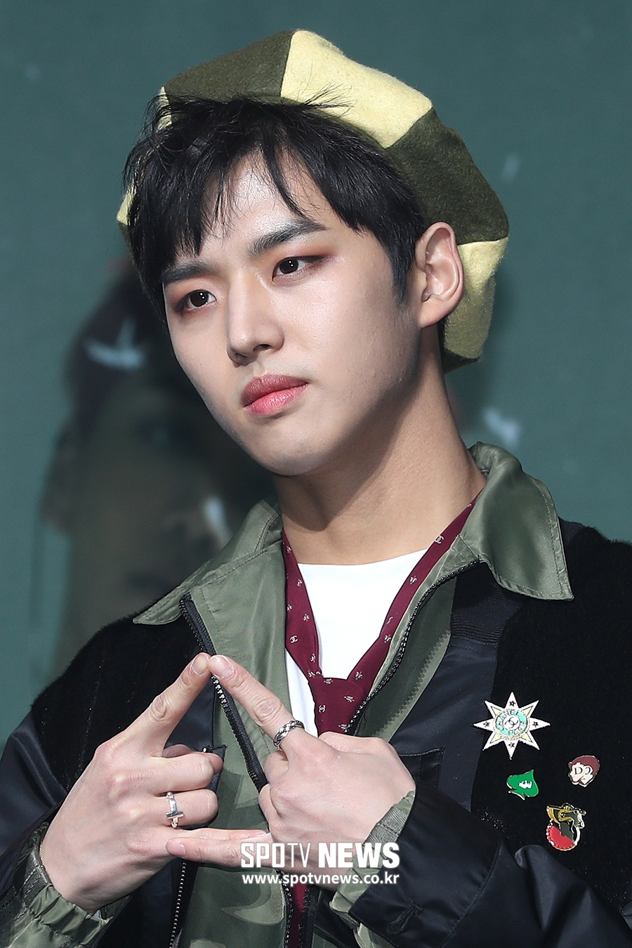 [포토S] 펜타곤 홍석, '얼굴은 진지, 모자는 깜찍'
