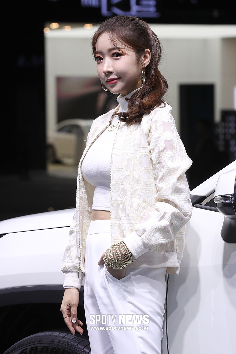 [포토S] 레이싱걸 유다솜, 재킷을 뚫고 나오는 볼륨감