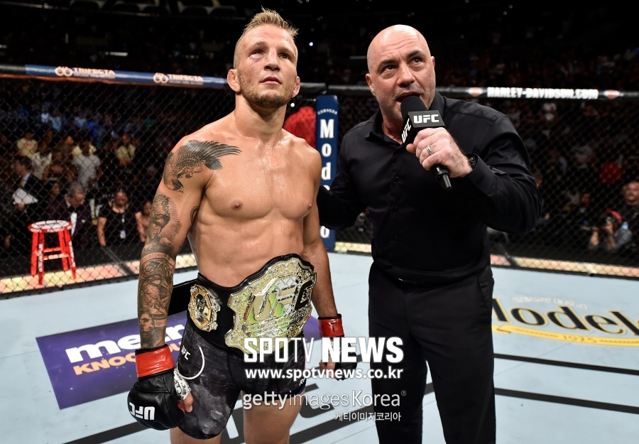 [정오의 UFC] 비스핑 "딜라쇼 타이틀 반납, 유죄 인정한 셈"