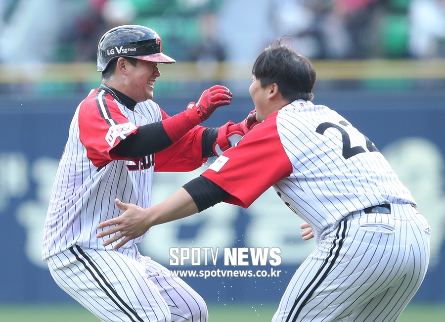 [포토S] 끝내기 유강남, 사랑하는 김현수와 포옹