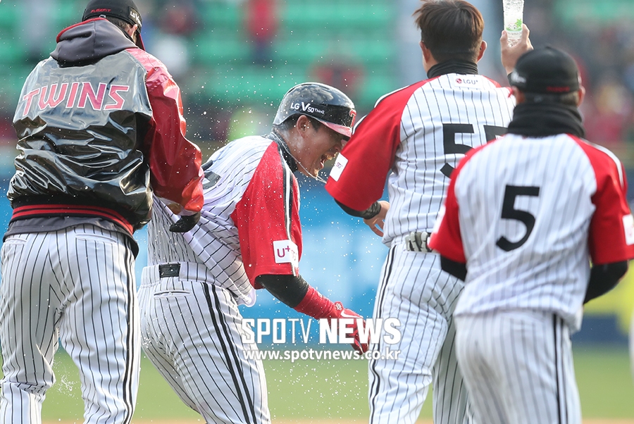 [포토S] 끝내기 유강남, '물세례도 즐거워'