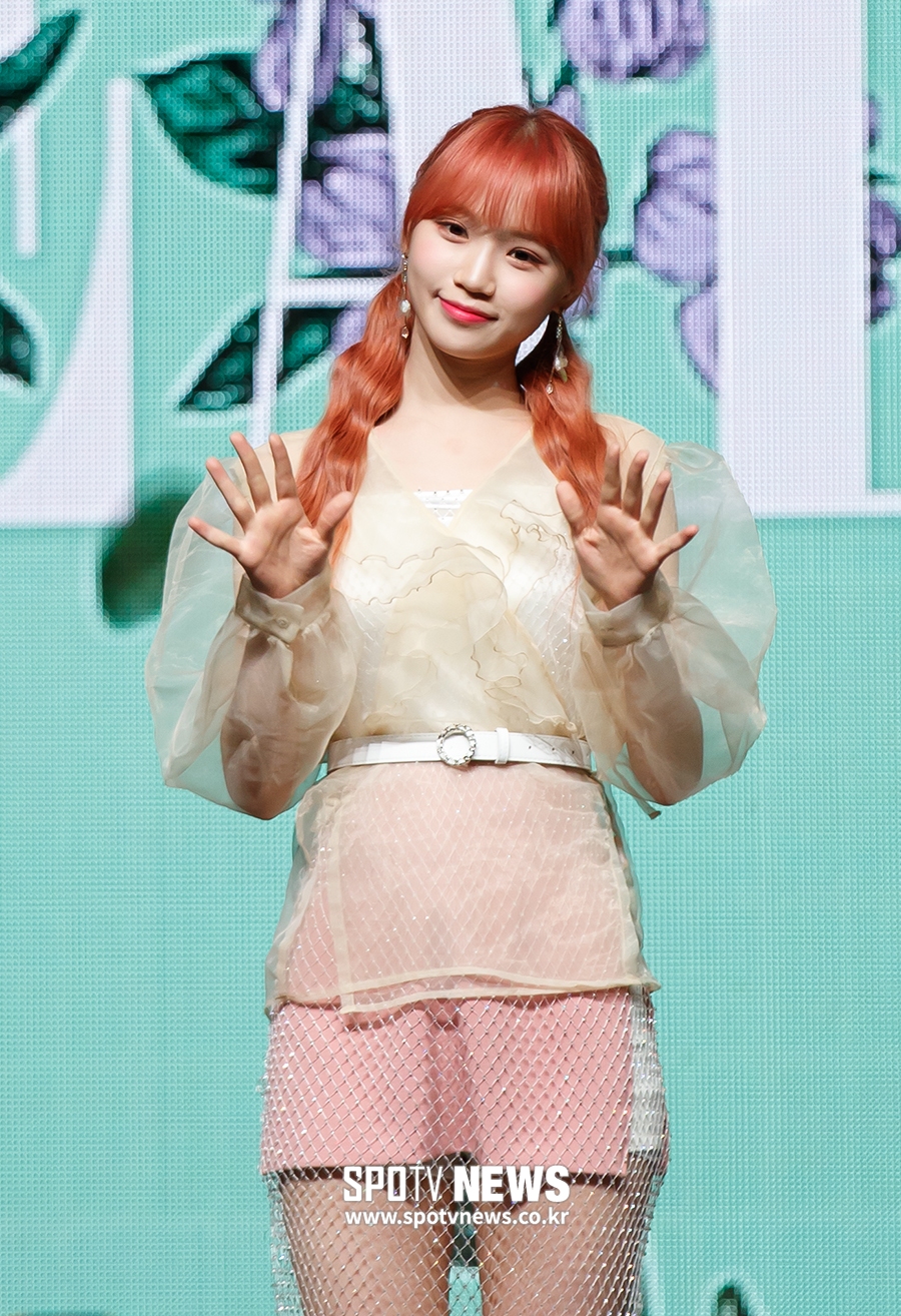 [포토S] 포즈 취하는 아이즈원 김채원