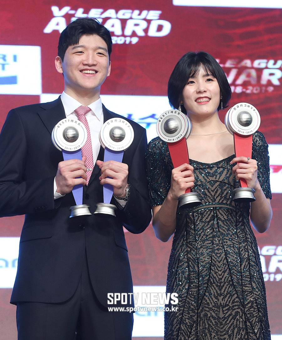 [포토S] MVP 정지석-이재영, 미소 활짝~