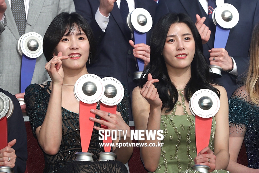 [포토S] 이재영-이다영, 트로피 들고 하트 뿅뿅~