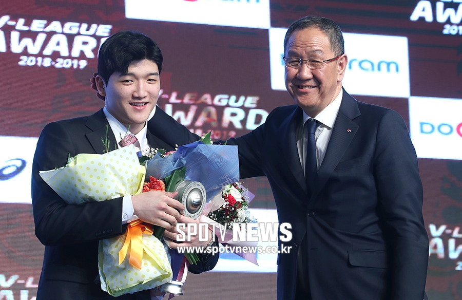 [포토S] 박기원 감독, '지석이 MVP 축하한다'