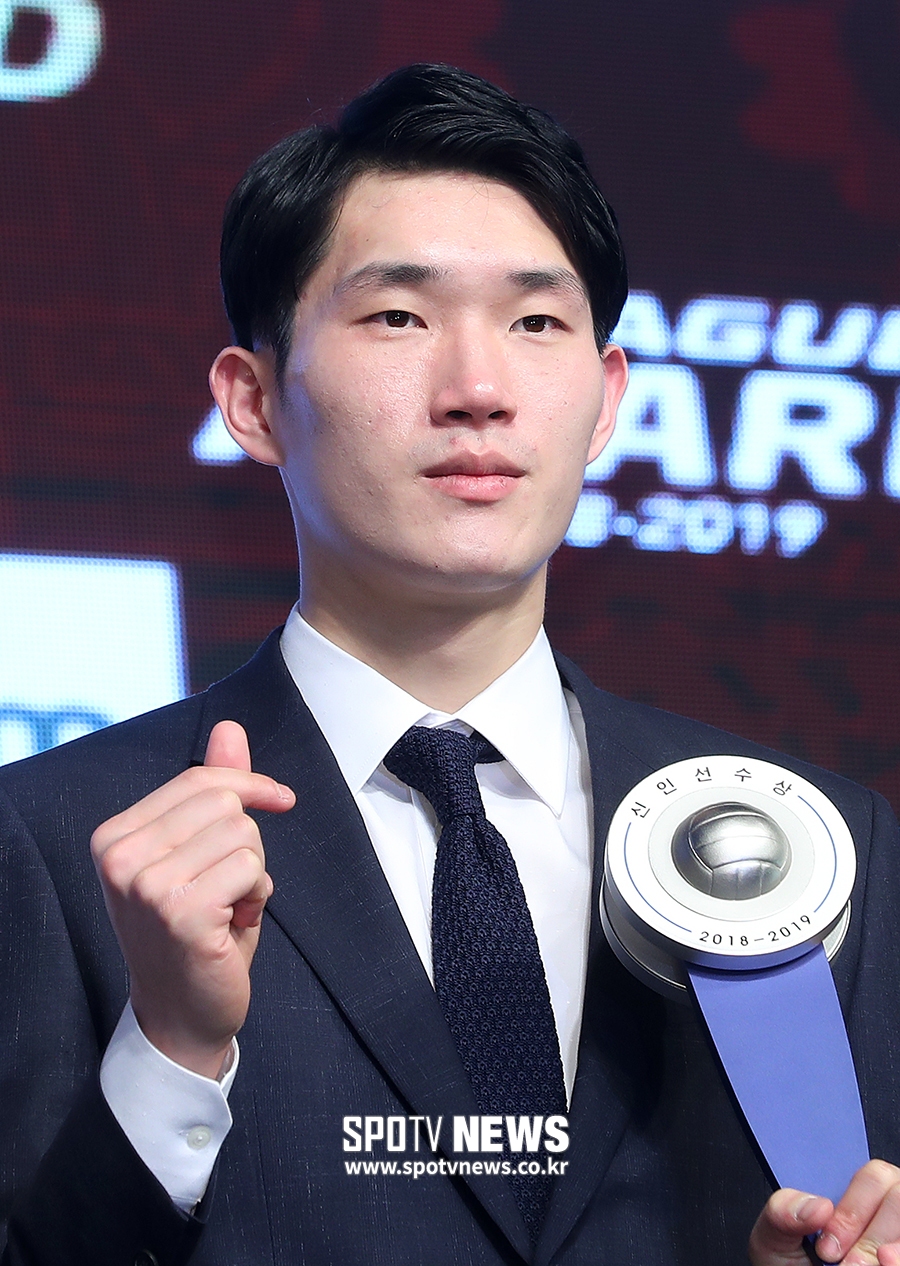 [포토S] 우리카드 황경민, 신인상 트로피 들고 하트 뿅