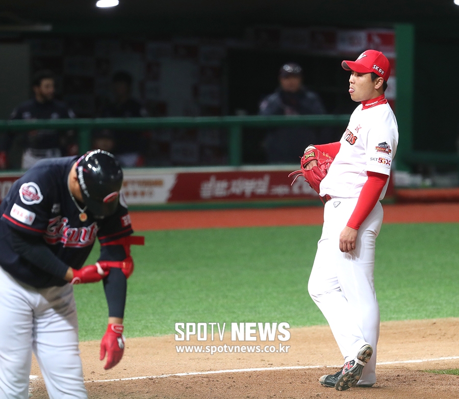 [포토S] 폭투로 실점한 김택형