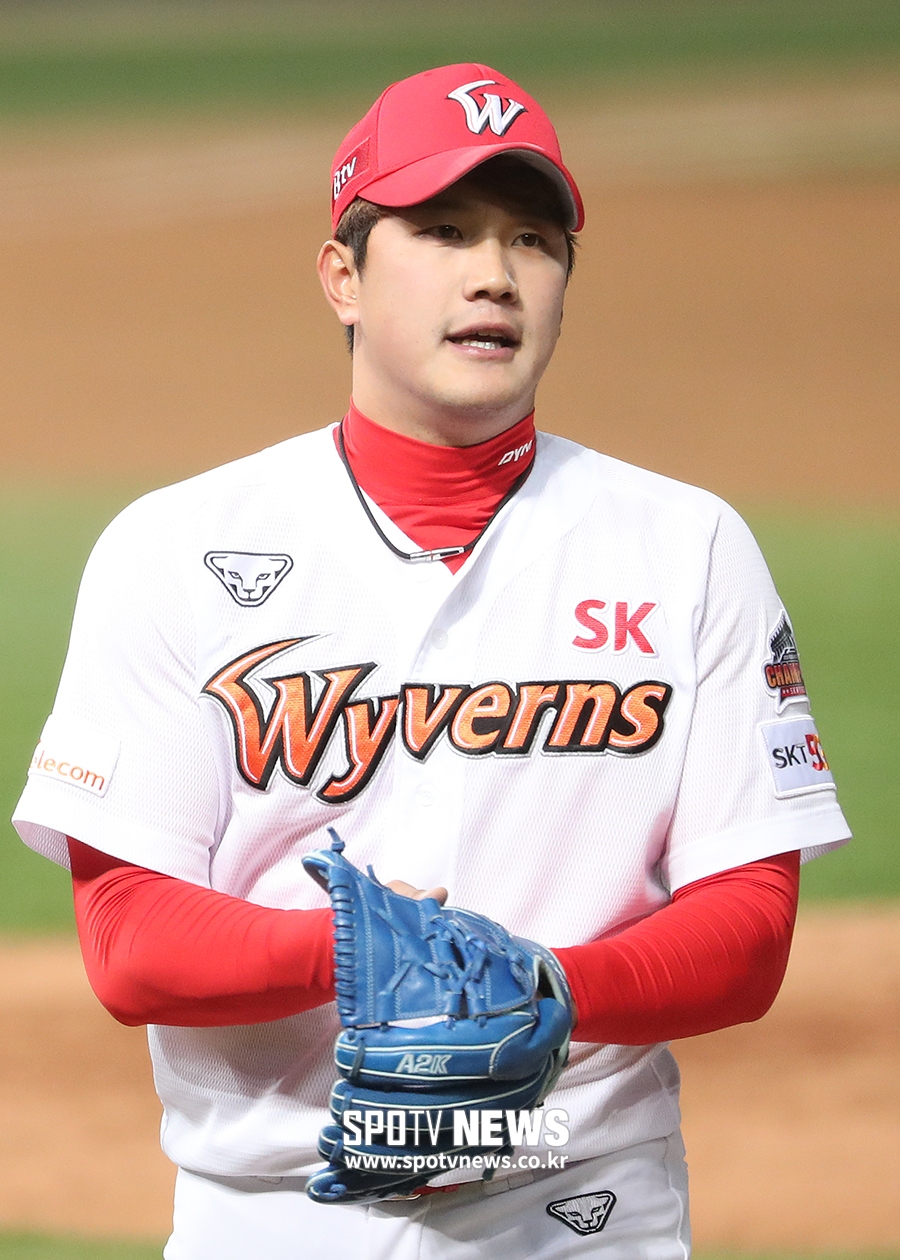 [포토S] 더그아웃으로 향하는 서진용
