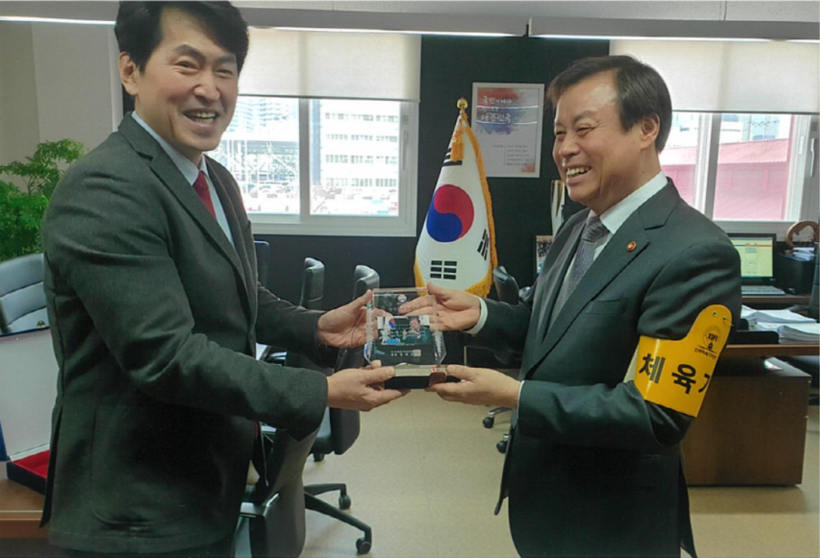 체육기자연맹, 도종환 문화체육관광부 장관 명예체육기자패 전달