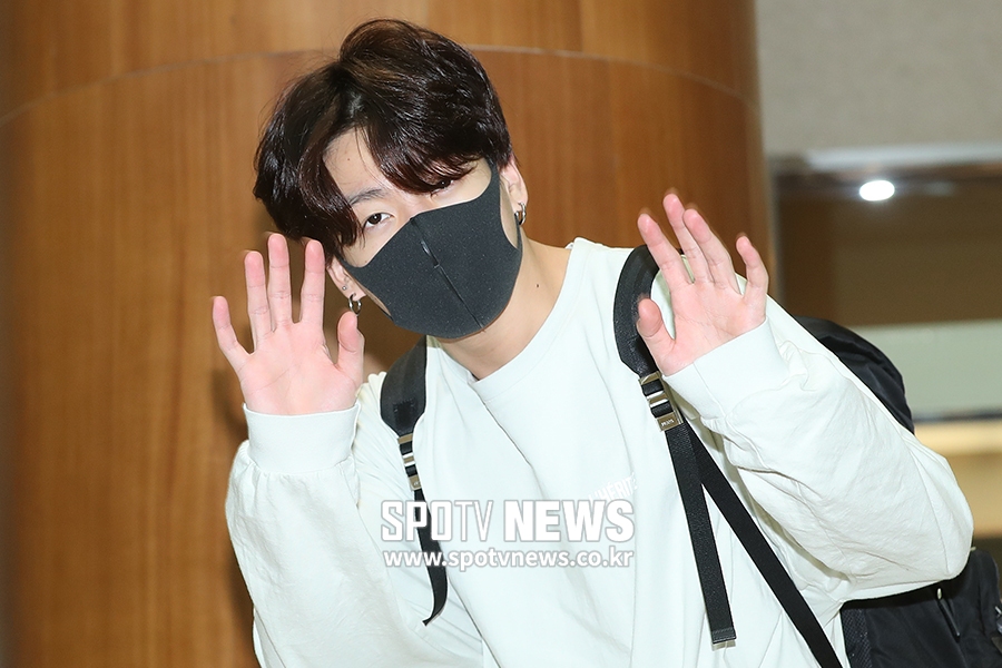 [포토S] 방탄소년단 정국, 졸려도 귀엽게 인사!