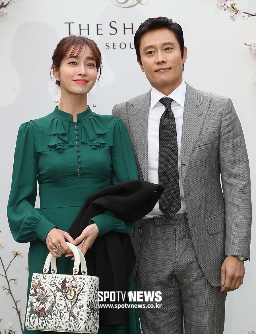 [포토S] 이병헌-이민정 부부, 다정한 결혼식 나들이