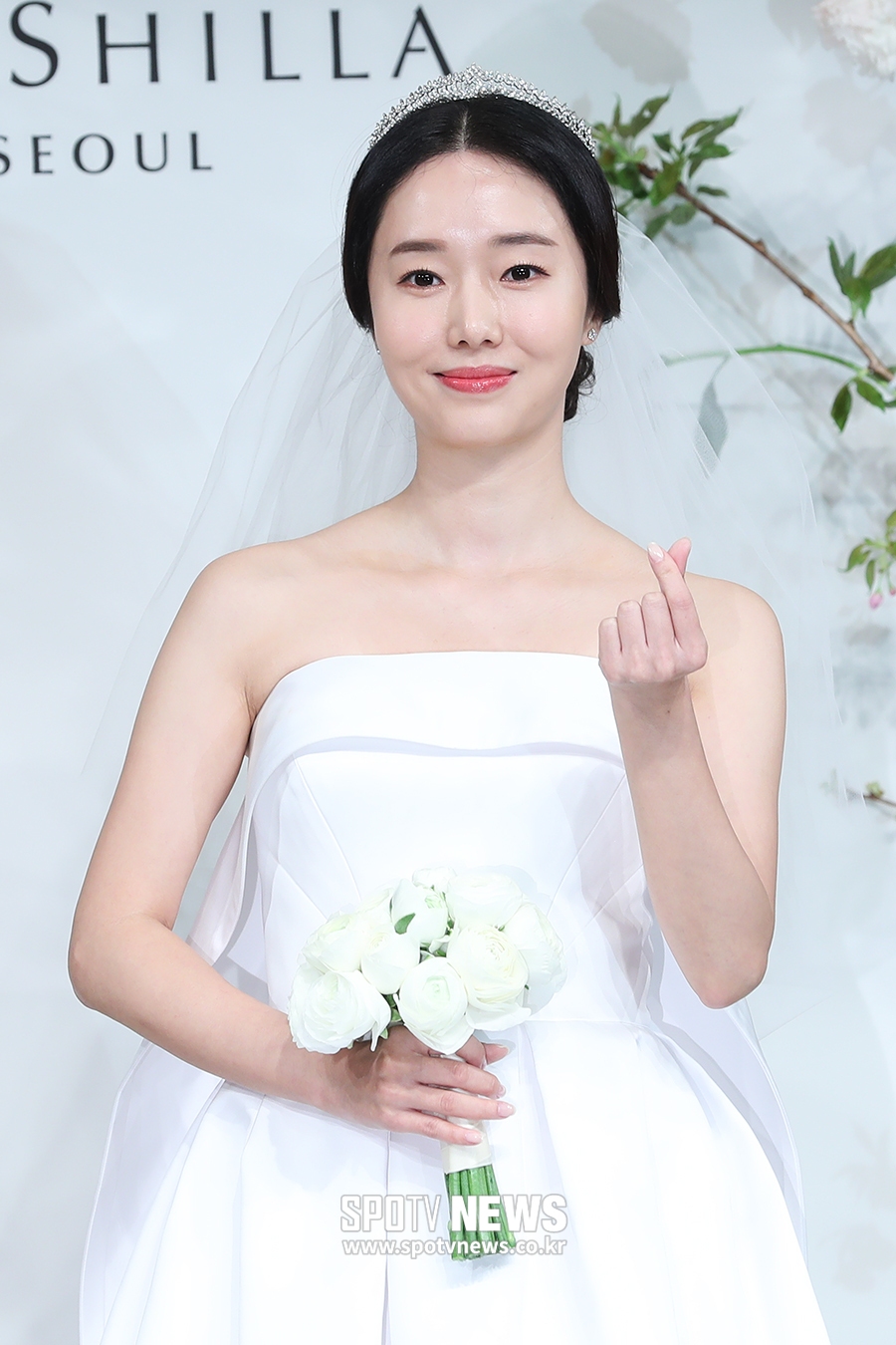 "행복하게 잘 살게요"…이정현, 어벤저스급 하객 축하 속 웨딩마치 [현장종합]