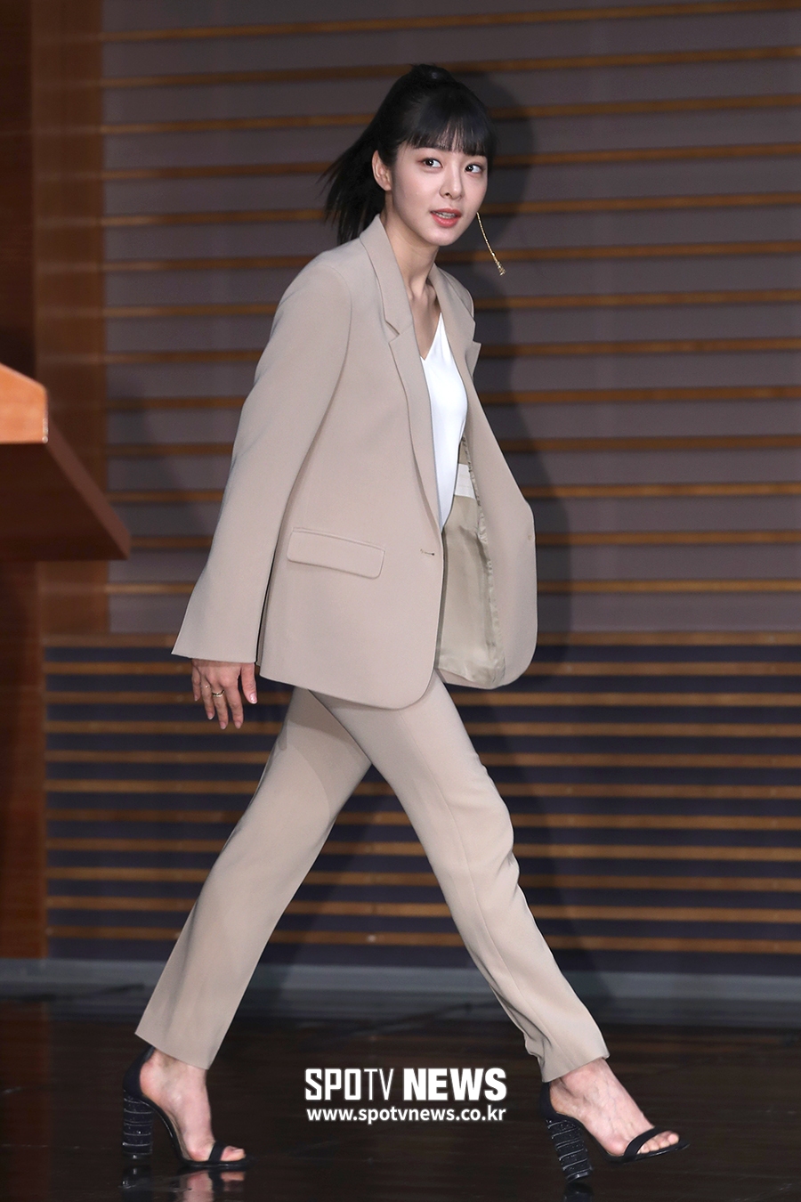[포토S] 설인아, 통굽 힐 신고 성큼성큼