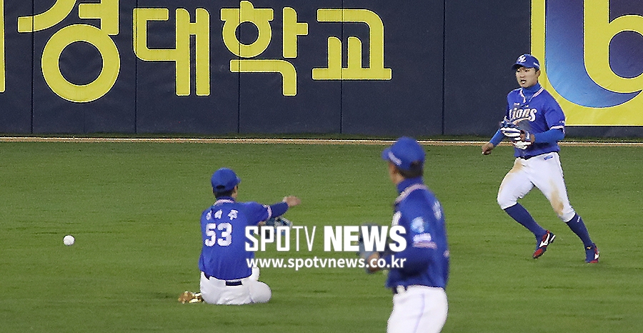 [포토S] 타구 놓치는 이학주와 박해민