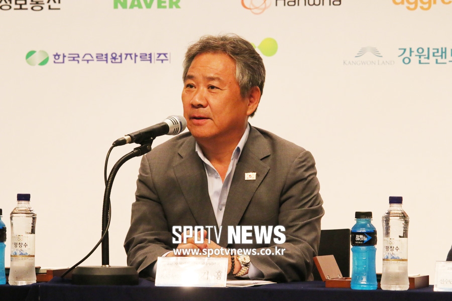 이기흥 대한체육회장, 故 조양호 회장 빈소 찾아 조문