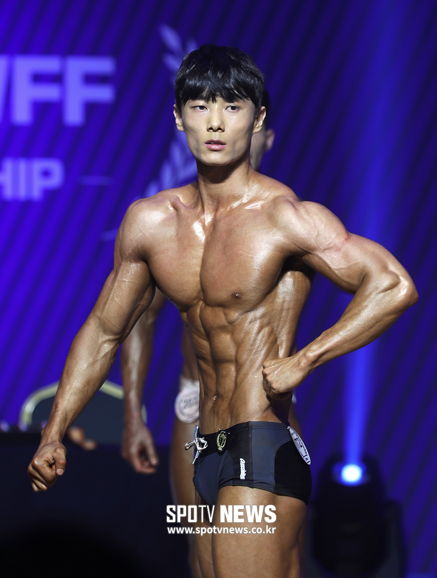 [포토S] 나바코리아 박강휘, 근육질 몸매 자랑하며