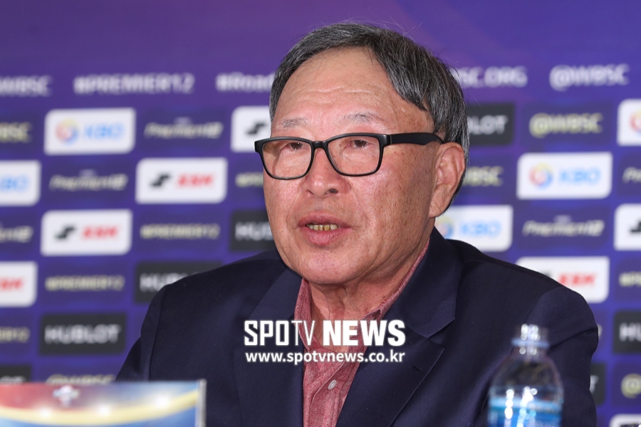 [포토S] 인사말 하는 김응룡 회장
