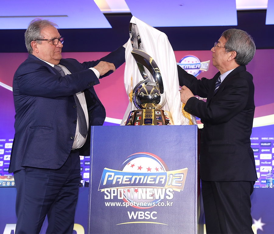 [포토S] 우승 트로피 공개하는 정운찬 커미셔너와 WBSC 회장